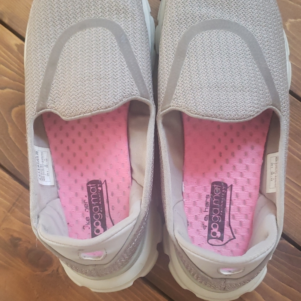 Tennis shoes